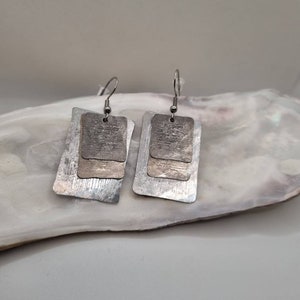 Pendientes colgantes superligeros y elegantes hechos de alambre de aluminio martillado y ganchos para la oreja de acero inoxidable; llamativos y únicos, ¡realmente llaman la atención!