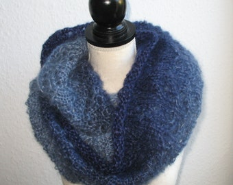 Kuscheliger Loopschal aus Mohair und Seide in blauem Farbverlauf