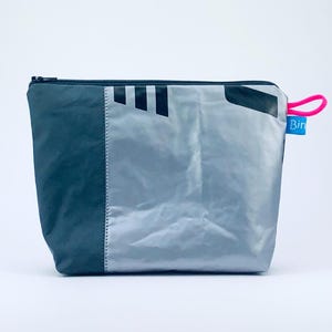 Kulturbeutel aus Masttasche klein - sportlich leicht, innen grau, 2 Fächer, zum aufhängen, Reißverschluss
