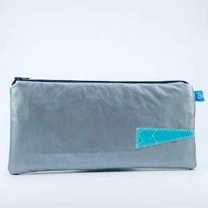 Kosmetiktasche aus Masttasche, Stück Surfsegel aufgenäht, 2 Fächer, Innenfutter grau, 2 Fächer, Reißverschluss