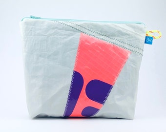 Toiletry bag sail - for neon lovers, dark blue inside, 2 inner compartments, mint zipper