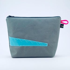 Kulturbeutel aus Masttasche klein - sportlich leicht, innen gestreift, 2 Fächer, zum aufhängen, Reißverschluss