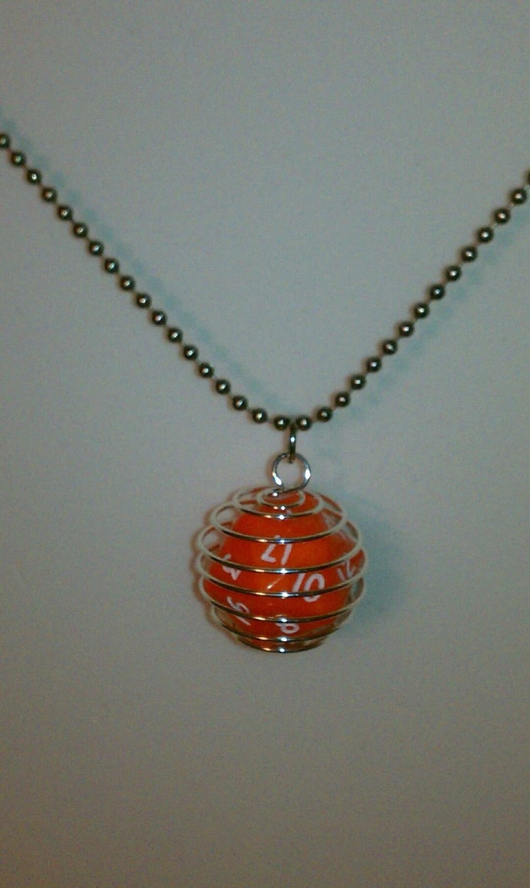PJOY Collier Cage Dés DND – Acier Inoxydable Pour D20 Standard Ou Grand, Cadeau Parfait Pour Joueurs Donjons & Dragons
