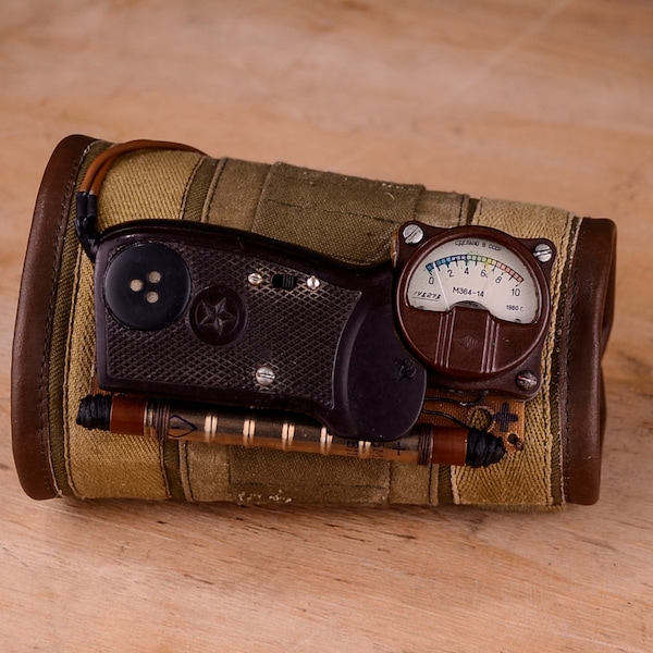 Muñeca de cuero de Artem con un contador Geiger incorporado de Metro Exodus (pedido personalizado para Julian)