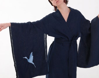 コウノトリの刺繍が施されたリネンの着物、ベルト付きの和風ドレス、女性用コート、オーガニックマキシドレス、ロングジャケット、環境に優しいブルーカーディガン