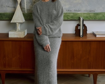 Conjunto de punto de angora gris: suéter tejido a mano con bordado de golondrinas y falda larga evasé. Conjunto acogedor para mujer. Ropa premium hecha a mano.