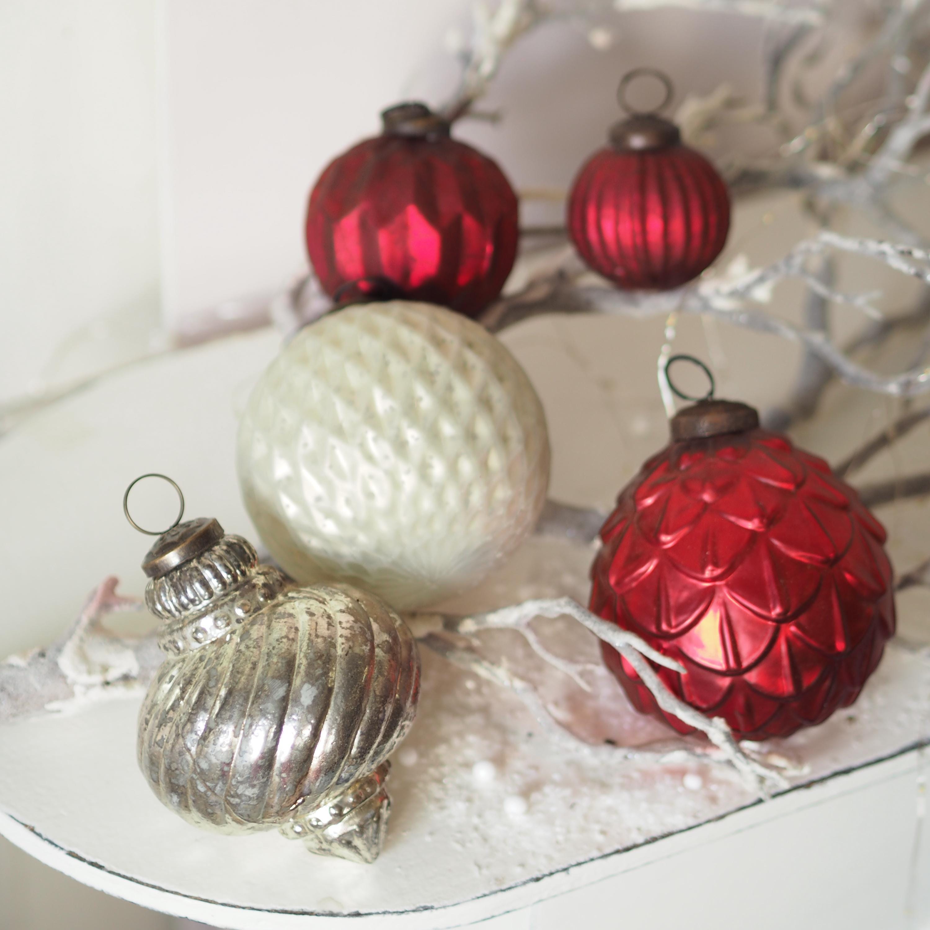 Große Weihnachtskugeln aus Glas | Schwere Weihnachtskugeln | Weihnachtskugel Deko für Fenster Schale Tablett | 5 Größen Farben
