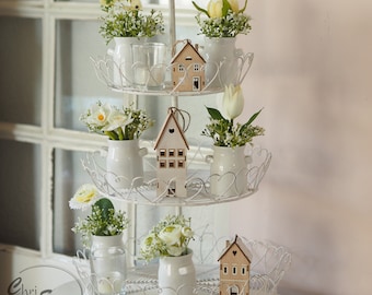 Frühlingsdeko Etagere mit Holzhäusern und Blumen