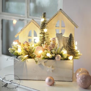 Weihnachtsgesteck im Holzkasten | Beleuchtete Weihnachtsdeko | Wichtel Deko | Weihnachtliches Gesteck | Winterdeko | Weihnachtslandschaft