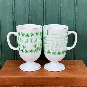 &quot;Paar &quot;&quot;Irish Coffee&quot;&quot; weiße Sockelbecher mit humorvollem irischem Sprichwort.&quot;
