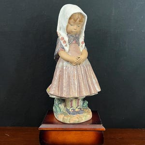 Lladró #4951 &quot;Little Girl With Scarf&quot; – Retired Gres Figurine by Francisco Catalá – 14&quot; Missy Niña Statue – Hand Made in Spain