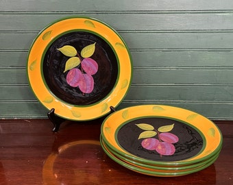 Juego de 2 platos llanos 222 Fifth "Fruit Passion" de Jane Davies de 28 cm con motivo ciruela y borde amarillo.