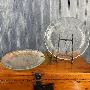 Set of 4 Vintage Arcoroc Canterbury Crocus Clear Glass Salad Plates – 7 3/4&quot; – Pressed Floral Pattern – Made in France