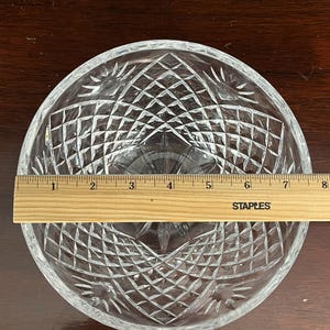 Puede incluir: Un cuenco de vidrio transparente con un dise&ntilde;o de cristal tallado. El cuenco tiene un di&aacute;metro de aproximadamente 20 cm.