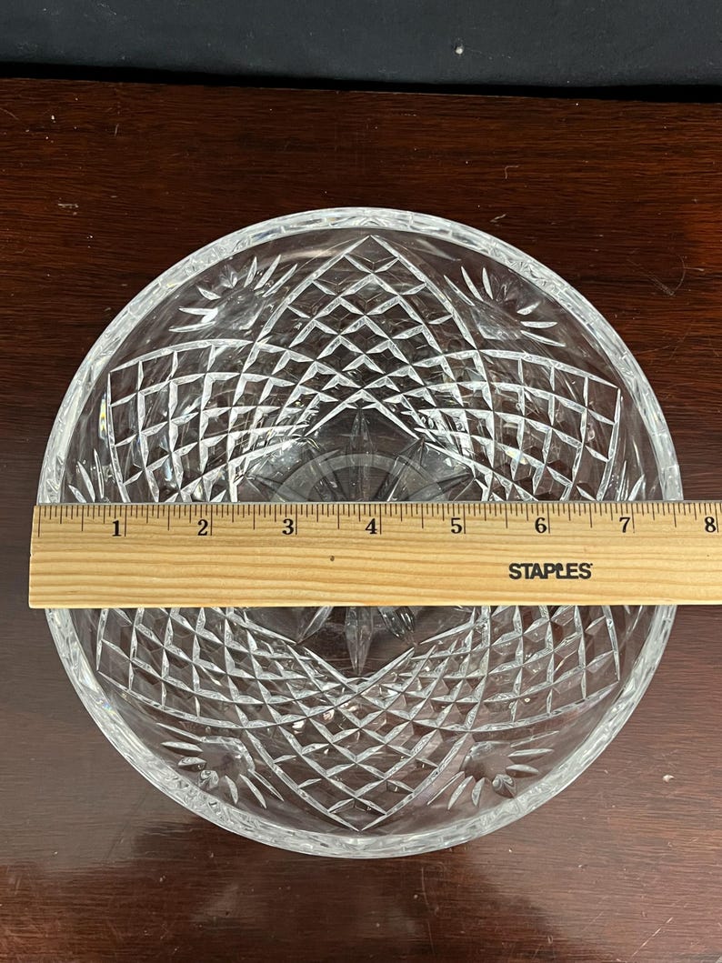 Puede incluir: Un cuenco de vidrio transparente con un dise&ntilde;o de cristal tallado. El cuenco tiene un di&aacute;metro de aproximadamente 20 cm.