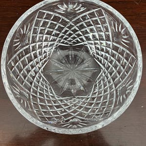 Puede incluir: Un taz&oacute;n de vidrio transparente con un dise&ntilde;o de cristal tallado. El taz&oacute;n tiene un patr&oacute;n de estrella en el centro y un patr&oacute;n de diamante alrededor de los bordes.