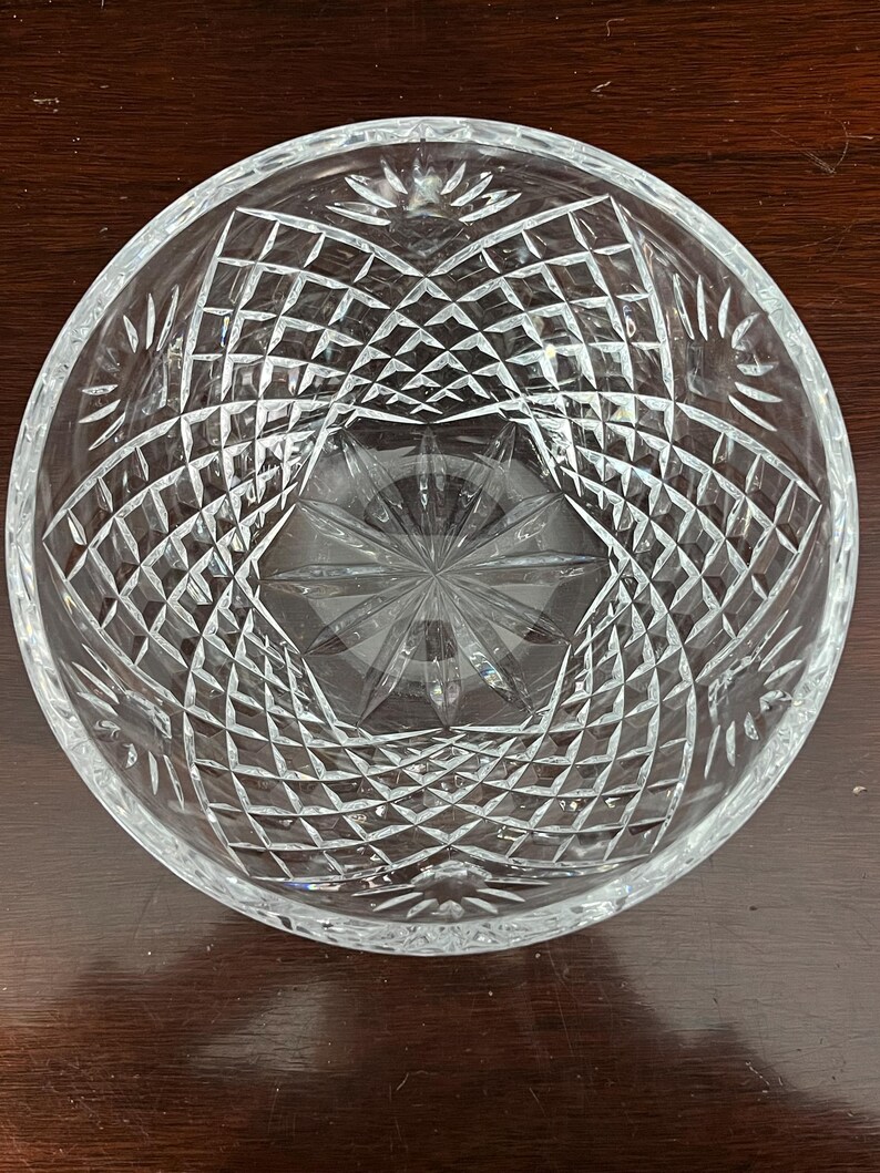Puede incluir: Un taz&oacute;n de vidrio transparente con un dise&ntilde;o de cristal tallado. El taz&oacute;n tiene un patr&oacute;n de estrella en el centro y un patr&oacute;n de diamante alrededor de los bordes.