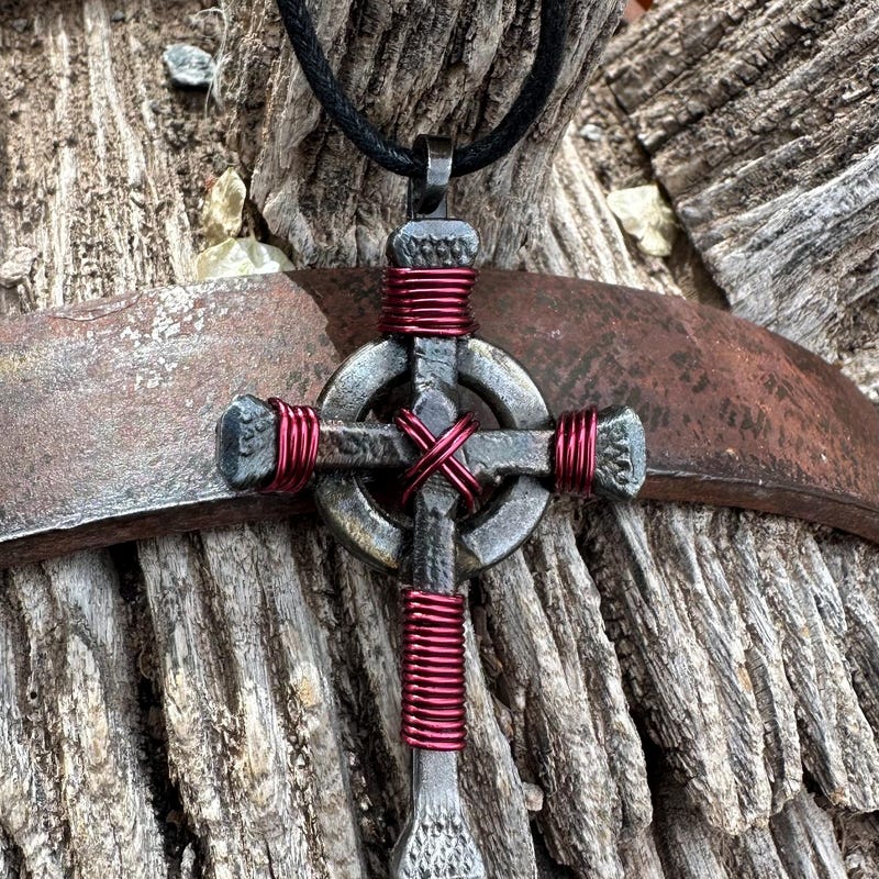 ✝️Horseshoe Nail Celtic Cross Pendant,Handmade with Religious Significance