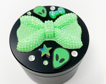 Herb Grinder Green Aliens Swarovski Crystal Bows Custom Spice Grinder 4 Piece 55mm W / Strumento di pulizia