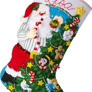Weihnachtsmann putzt den Weihnachtsstrumpf