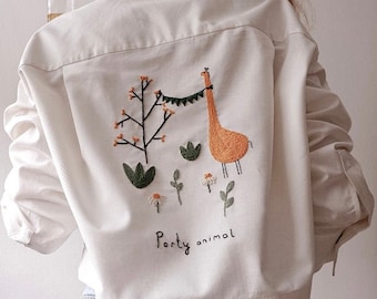 Handbesticktes Baumwollhemd. Party Animal weiße Cropped Shirt Stickerei. Baumwoll-Leinen-Damen-Hemd