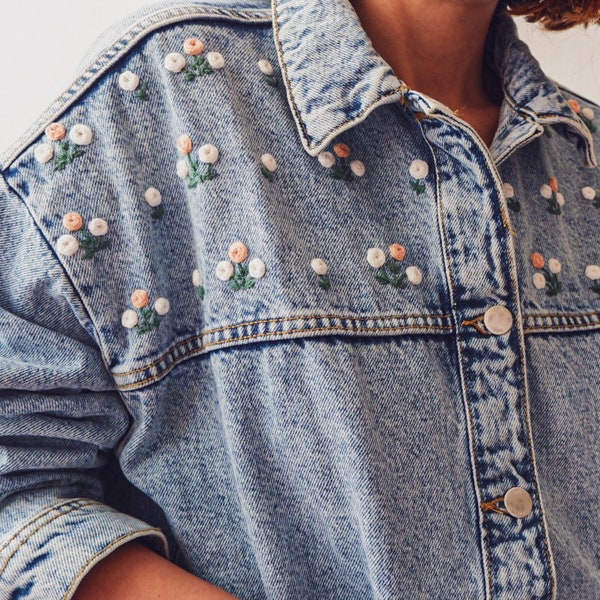 Surchemise en denim à fleurs brodées à la main. Veste en jean brodée à la main