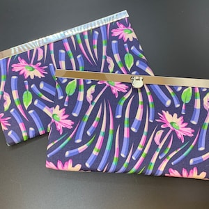 Cartera para mujer, Cartera Tula Pink Diva, Cartera de tela hecha a mano, Cartera de tela, Cartera floral, Plumas de acacia, Cartera delgada para mujer