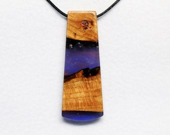 Chain pendant with wood and cast resin/resin