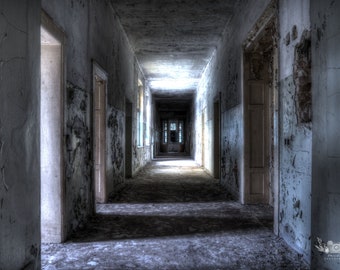 Spooky Hallway" Poster 30x20cm