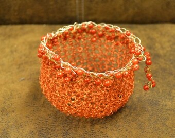 Utensilo/basket/storage of wire with beads