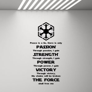 Op de afbeelding: Zwart-witte wanddecoratie met een Star Wars-geïnspireerd symbool en de quote "Vrede is een leugen, er is alleen maar PASSIE. Door passie krijg ik KRACHT. Door kracht krijg ik MACHT. Door macht krijg ik OVERWINNING. Door overwinning worden mijn ketenen gebroken. DE MACHT zal me bevrijden."