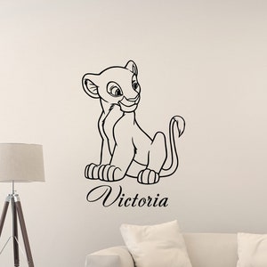 Calcomanía de pared personalizada del Rey León Nala, nombre personalizado para bebé, póster de Disney, mural de vinilo para niños, decoración de sala de juegos, guardería, arte de pared, impresión 183