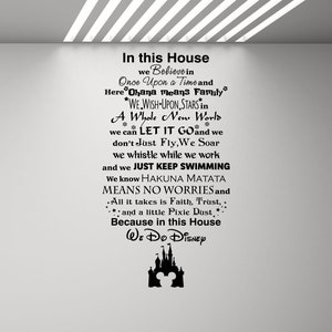 En esta casa hacemos Disney pared calcomanía playroom signo de la cita carta Lettering regalo niños cartel vinilo etiqueta engomada casero niños pared arte impresión w867