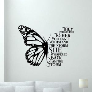 Le susurraron a ella que no puedes soportar la tormenta calcomanía de pared vinilo adhesivo mariposa decoración cartel regalo arte de la pared sin fondo 3372