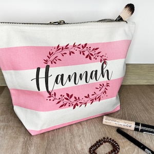 Kosmetiktasche personalisiert mit Name Rosa gestreift Schminktasche Geschenk für Frauen Mädelsabend Mädelskram Tasche Waschtasche pink