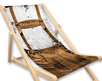 Liegestuhl mit Name bedruckt | Lederhose | personalisiertes Geschenk für Männer | Oktoberfest Wiesn Dekoration Biergarten Balkon Tracht