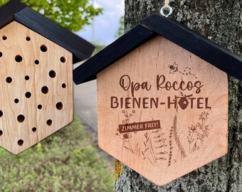 Bienenhotel mit Name personalisiert mit Gravur | Insektenhotel aus Holz, Geschenk zum Geburtstag, Ostern, Vatertag Opa Oma Papa...