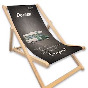Könnte beinhalten: Ein schwarz-weißer Klappstrandstuhl mit dem personalisierten Namen "Doree" und einer Wohnmobilgrafik. Der Stuhl hat eine schwarze Leinwand mit dem Text "Es gibt viele Wege zum Glück... Einer davon ist Campen!"