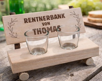 Schnapsbank Rentnerbank mit Name graviert, personalisiertes Geschenk zum Ruhestand mit 2 Schnapsgläsern Rente Holzbank Rentner Geldgeschenk