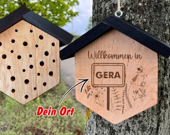 Insektenhotel mit Ortsschild mit Namen personalisiert | Geschenk zum Einzug oder als Mitbringsel aus deiner Stadt / deinem Dorf