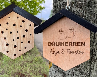 Insektenhotel für Bauherren mit Namen personalisiert | Geschenk zum Richtfest, Einzug, Umzug, als Mitbringsel Gartendeko aus Holz