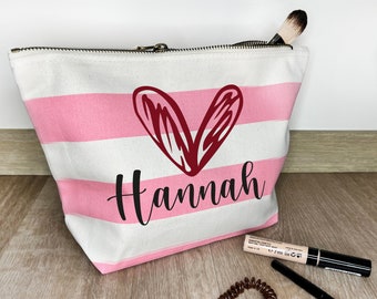 Kosmetiktasche personalisiert mit Name Rosa gestreift Schminktasche Geschenk Jungesellinnenabschied Mädelskram Trauzeugin Tasche (HERZ)