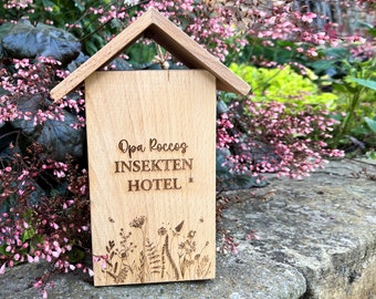 Personalisiertes Insektenhotel mit Gravur | Gartendeko, Wildbienen-Hotel mit Name, Geschenk zum Einzug, Richtfest, Hausbau, Geburtstag