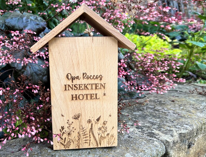 Personalisiertes Insektenhotel mit Gravur Gartendeko, Wildbienen-Hotel mit Name, Geschenk zum Einzug, Richtfest, Hausbau, Geburtstag imagem 1