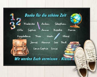May include: A chalkboard with the words "Danke für die schöne Zeit" (Thank you for the beautiful time) and the numbers 1, 2, and 32. The chalkboard also lists names, including Frederike, Anton, Sebastian, Otto, Sophie, Anna, Rosalie, Maria, Magdalena, Theo, Noah, Klaus, James, Hanna, Lea, Paul, Lena-Sophie, and Linus. The chalkboard also has a drawing of a globe, a pencil, and a backpack. The text "Wir werden Euch vermissen - Klasse 4" (We will miss you - Class 4) is at the bottom of the chalkboard.