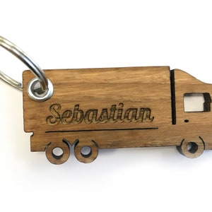 Sleutelhanger vrachtwagen met naam, houten hanger, cadeau rijbewijs voor heren