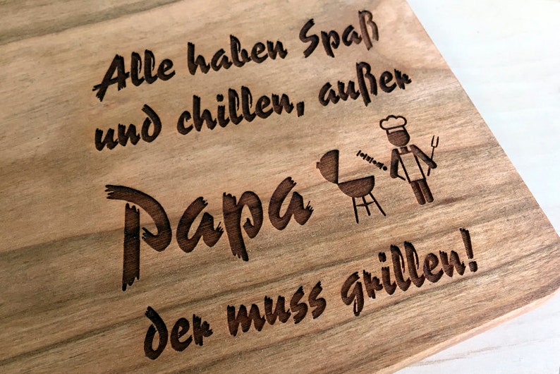 Frühstücksbrett Alle haben Spaß & Chillen, Papa oder individuell mit Name graviert Namensbrett Schneidebrett personalisiert Vatertag Bild 3