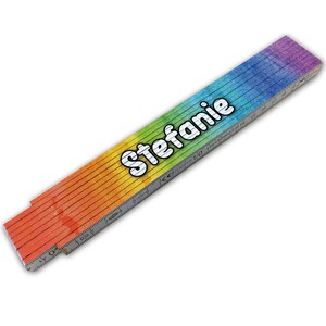Può includere: Un metro a stecca con un design ad acquerello arcobaleno. La parola "Stefanie" è stampata in bianco, bordata di nero. Il metro ha misure metriche ed è in legno.