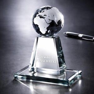Glazen trofee met gravure van naam, logo of aangepaste tekst. Bureaudecoratie, kantoordecoratie, cadeau voor mannen. Wereldbol, afstudeerbol.