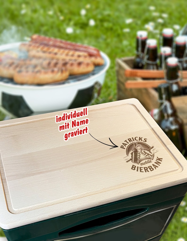 Bierkastensitz mobile Bierbank mit Name personalisiert, Geschenkidee Vatertag Geburtstag M\u00e4nner, Biergeschenk Holzbrett Gravur Schneidebrett